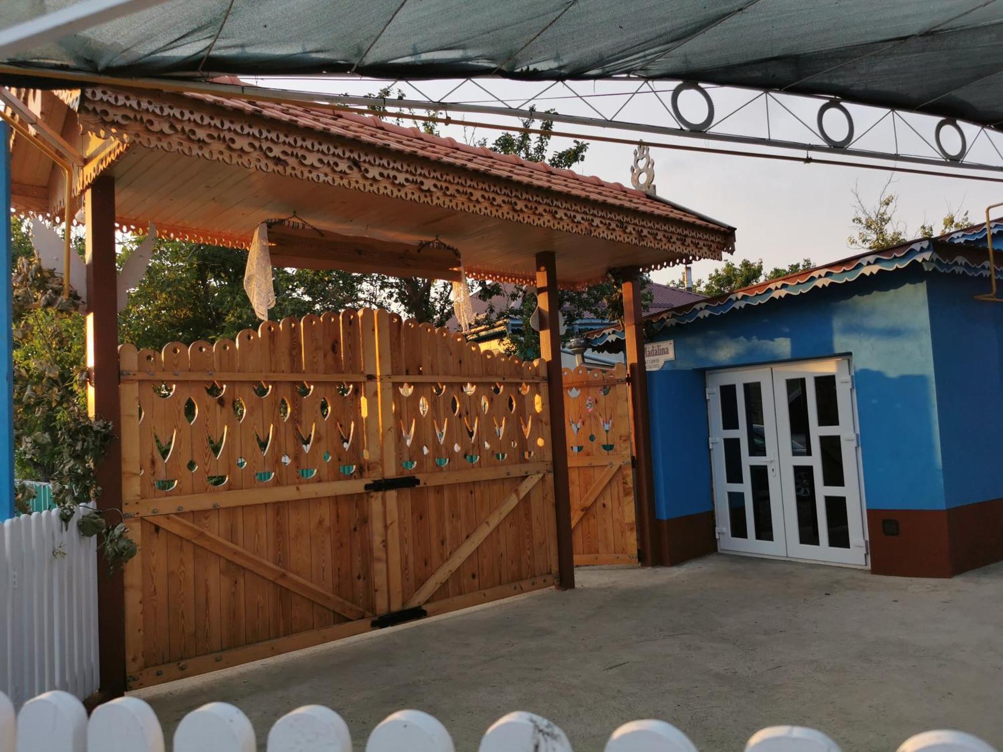 Bed and Breakfast La Madalina Selemet Exterior foto