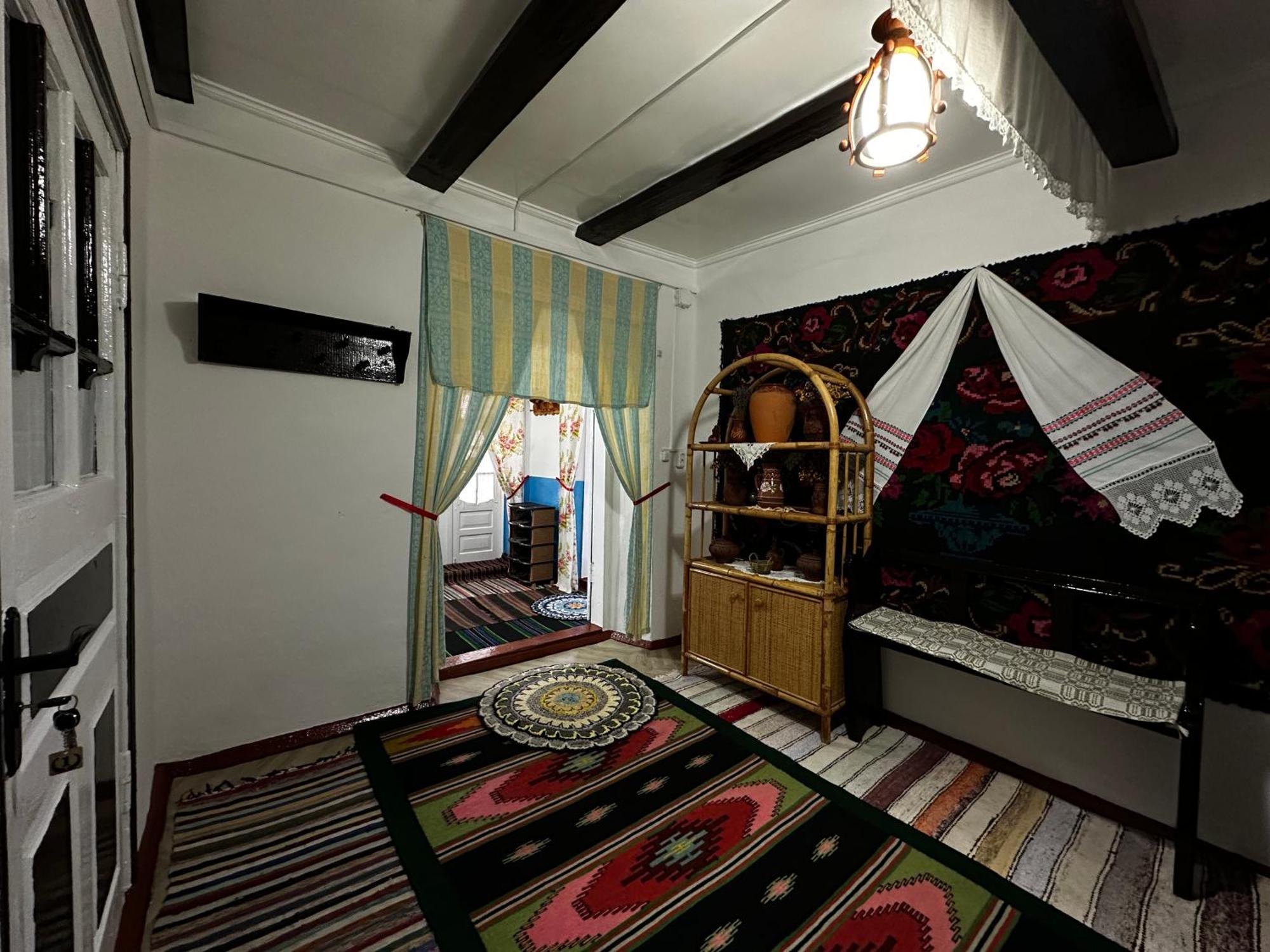 Bed and Breakfast La Madalina Selemet Exterior foto