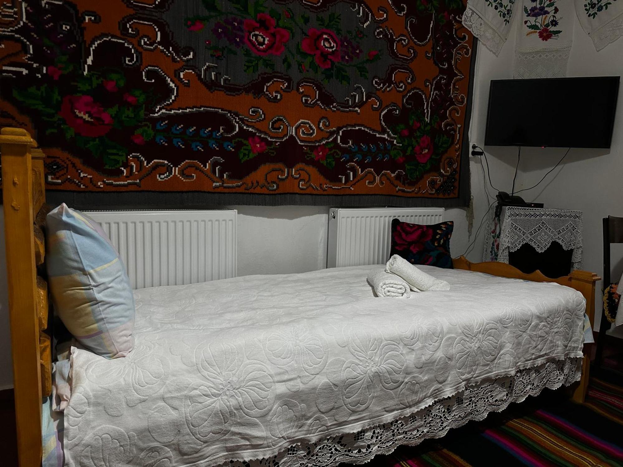 Bed and Breakfast La Madalina Selemet Exterior foto