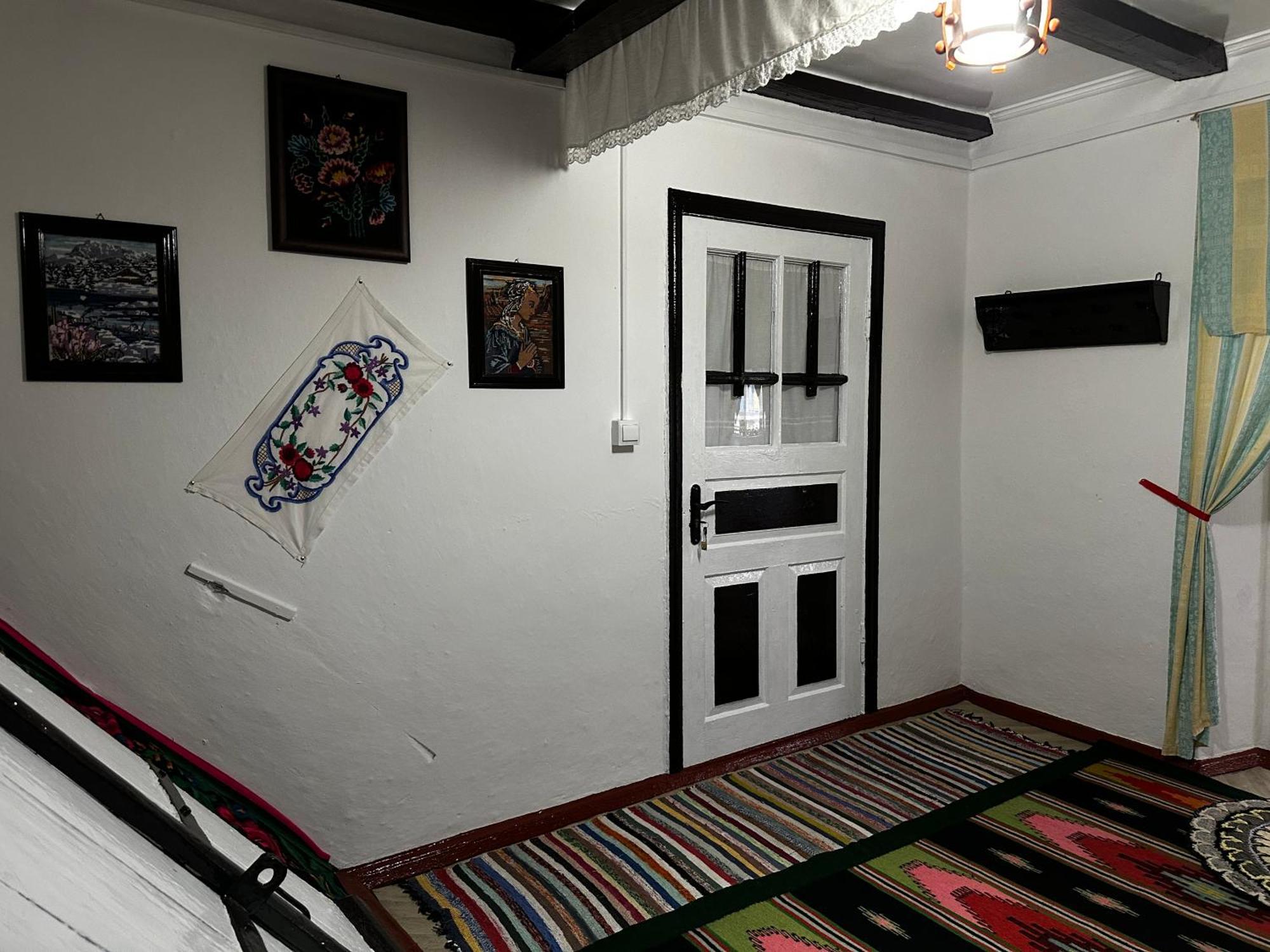 Bed and Breakfast La Madalina Selemet Exterior foto