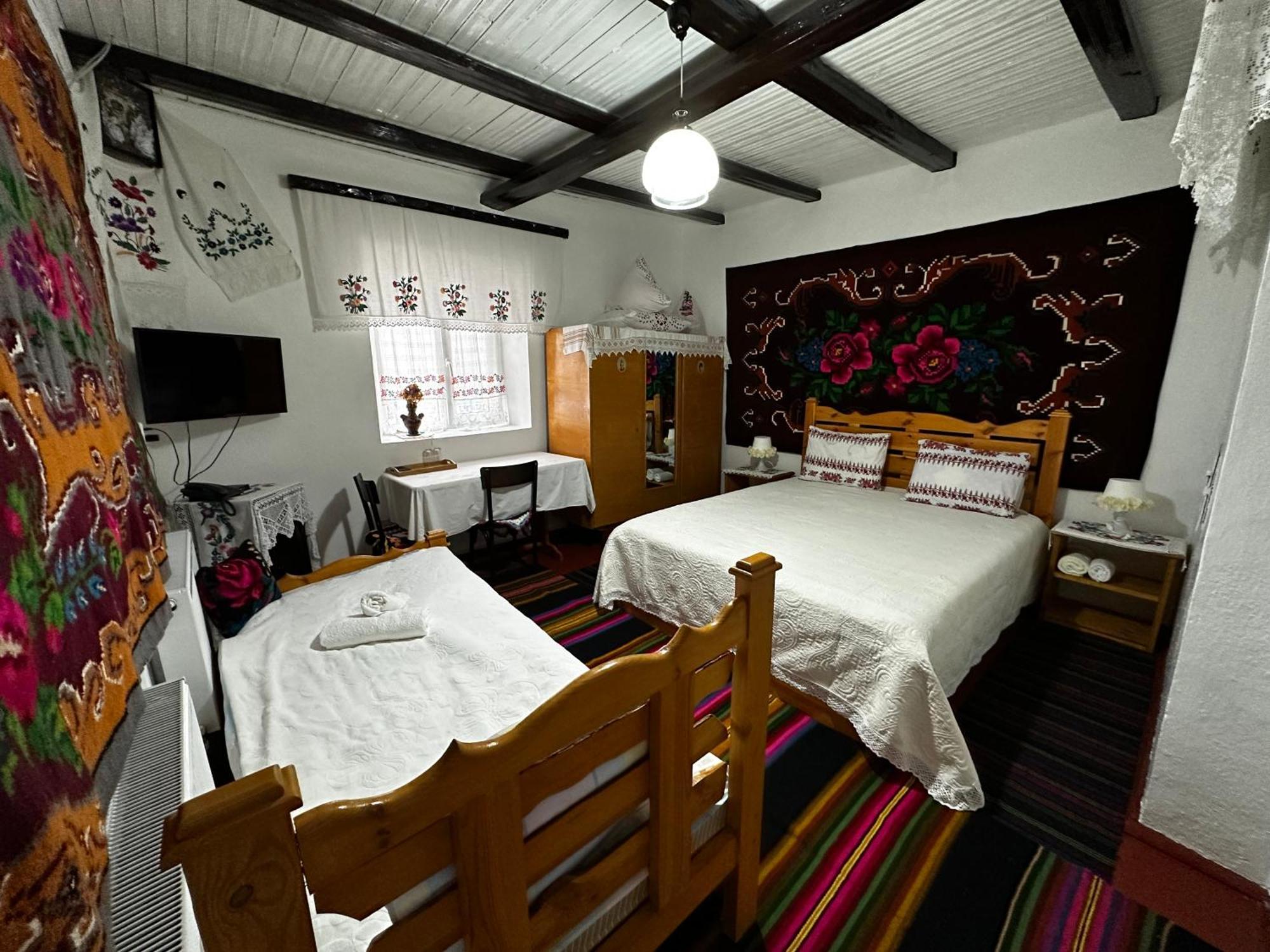 Bed and Breakfast La Madalina Selemet Exterior foto